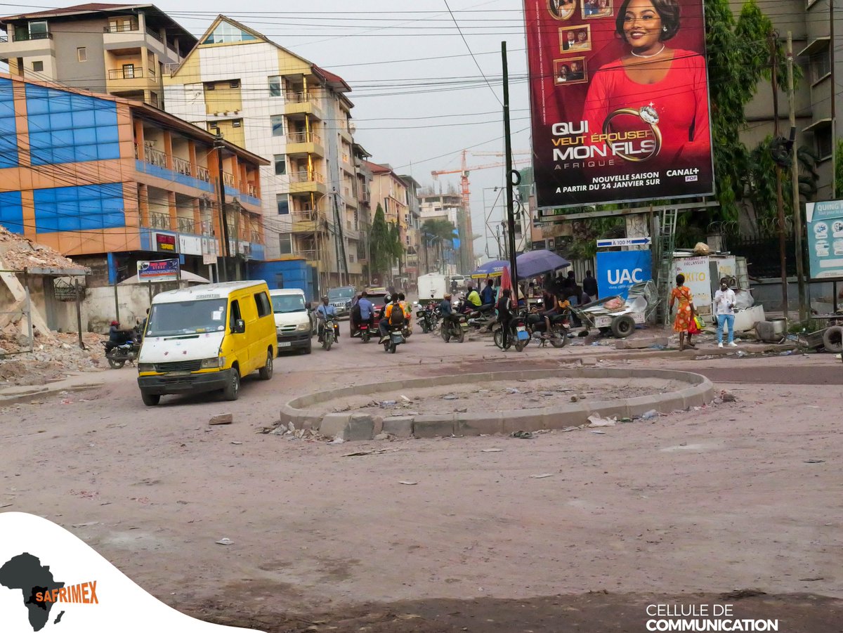 safrimex_sarl's tweet image. KINSHASA: Hier, devant l’INA, l’eau bloquait le chemin, Un étang empêchait le passage au grand carrefour de la Gombe.
Aujourd’hui, grâce à SAFRIMEX, le paysage change de visage. Véritable transformatrice de l’environnement urbain, elle redonne éclat et mobilité.
#SAFRIMEX #INA