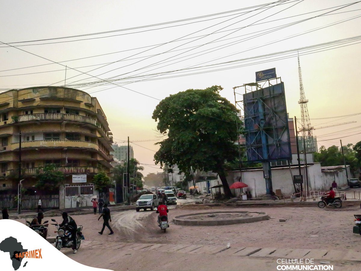 safrimex_sarl's tweet image. KINSHASA: Hier, devant l’INA, l’eau bloquait le chemin, Un étang empêchait le passage au grand carrefour de la Gombe.
Aujourd’hui, grâce à SAFRIMEX, le paysage change de visage. Véritable transformatrice de l’environnement urbain, elle redonne éclat et mobilité.
#SAFRIMEX #INA