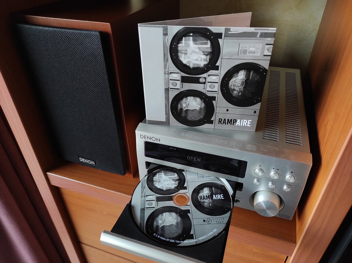 davidmonserrat_'s tweet photo. #aire (2026) de l'ampostí @rampairemusic és un disc ben rodó 🙌 Gaudeix-lo amb la ressenya que li dedico a @musicacronica > https://t.co/KVxnAOWDZo
 _____
#Rampaire #amposta #vinil #tocadiscos https://t.co/0a0Mc0ILsq