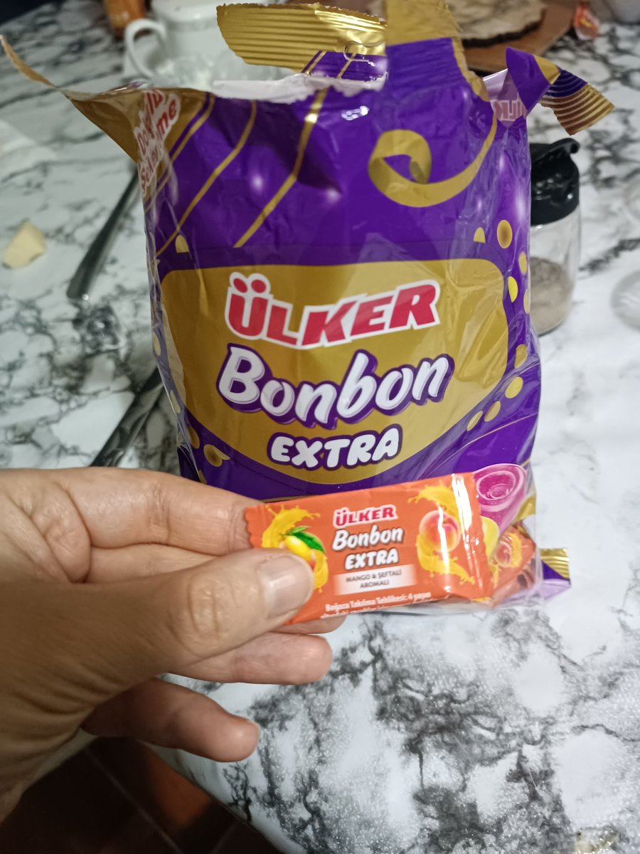 Suveyd4's tweet photo. Bugün marketten bayram için @Ulker bon bon extra şeker aldık fakat içinden boş paket çıktı. Neden? Sonuçta para verip alıyorum ürünü ama içi boş çıkıyor? @UlkerMIM https://t.co/GFFMF8UNKD