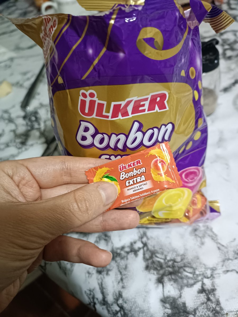 Suveyd4's tweet photo. Bugün marketten bayram için @Ulker bon bon extra şeker aldık fakat içinden boş paket çıktı. Neden? Sonuçta para verip alıyorum ürünü ama içi boş çıkıyor? @UlkerMIM https://t.co/GFFMF8UNKD
