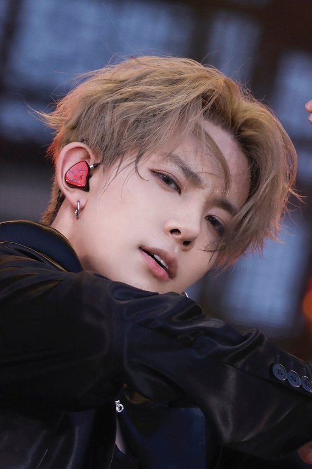 JUNGWON JUICY JAWLINE 💋😋💋 tweet media