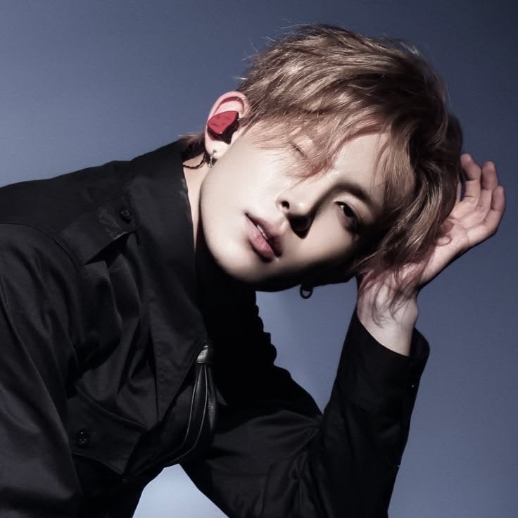 JUNGWON JUICY JAWLINE 💋😋💋 tweet media