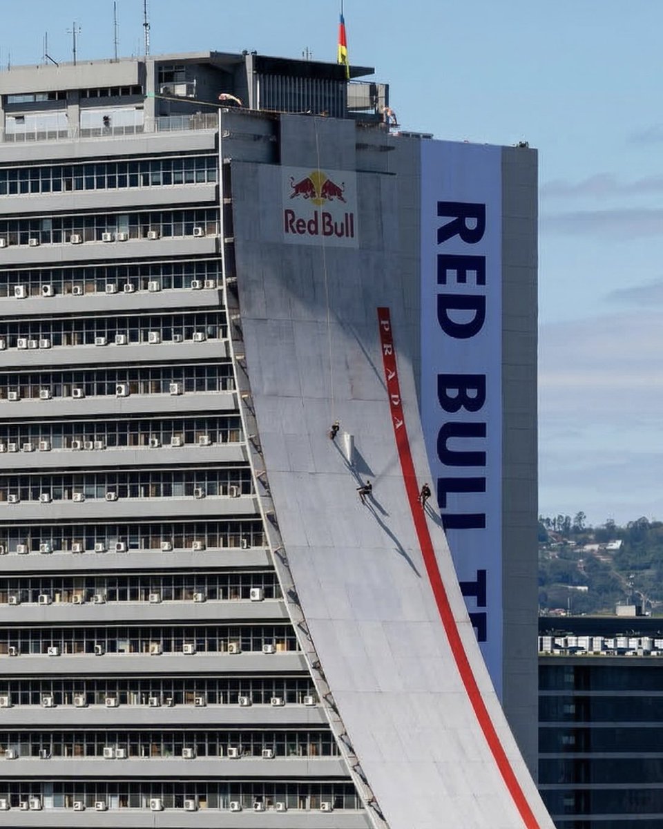 NottheSamo's tweet photo. As intervenções do skate na arquitetura moderna. https://t.co/4TgcR8VQwl