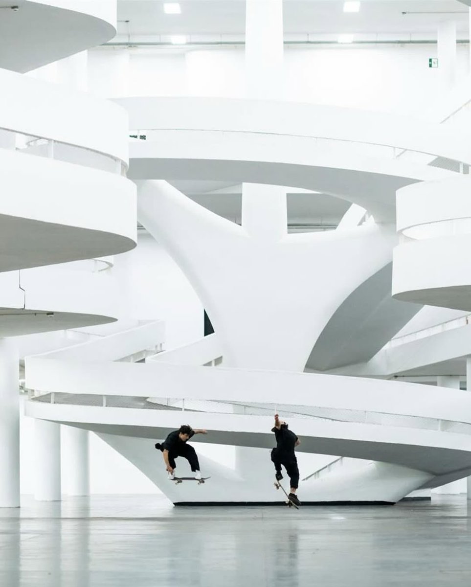 NottheSamo's tweet photo. As intervenções do skate na arquitetura moderna. https://t.co/4TgcR8VQwl