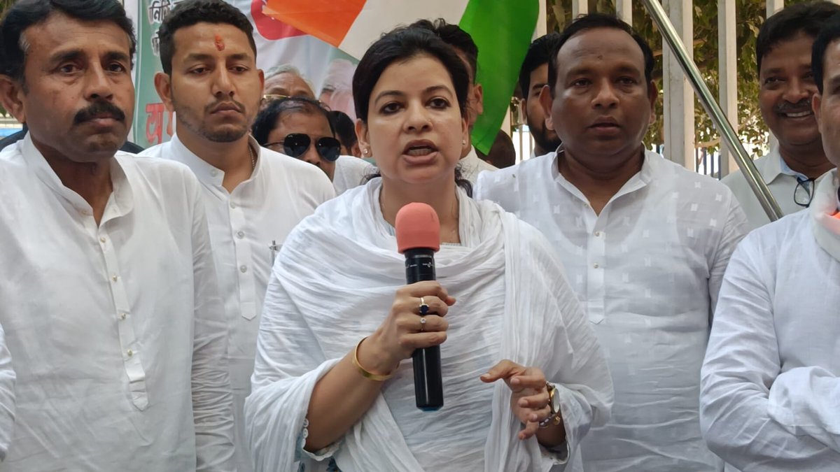 SIR প্রক্রিয়ার মধ্যে প্রকৃত ভোটারদের ভোটাধিকার কেড়ে নেবার বিরুদ্ধে জেলা কংগ্রেসের  লাগাতার কেন্দ্রীয় ধর্ণা অবস্থান  কর্মসূচির নবম দিনে  মহকুমা শাসকের নিকট স্মারকলিপি প্রদান এবং  বিক্ষোভ মিছিল করে সাথে  এই আন্দোলন  ব্লক স্তরে সংগঠিত করার শপথের  মাধ্যমে সমাপ্তি ঘোষনা করা হলো।