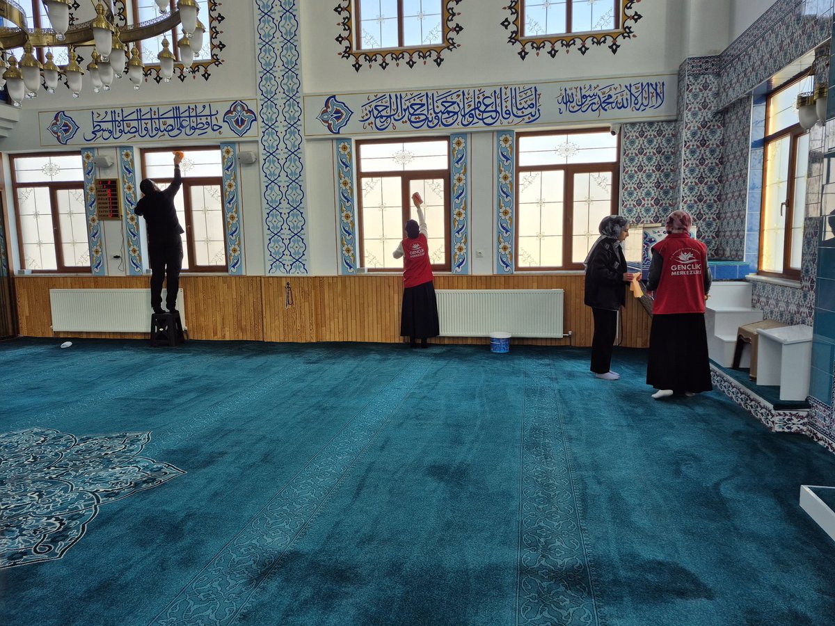 GSBKelkitGM's tweet photo. Gönüllü gençlerimizle birlikte Hz. Osman camiinde temizlik çalışması gerçekleştirdik. 
 Ramazan'ın bereketini, paylaşmanın ve birlikte hizmet etmenin huzurunu hep birlikte yaşadık. 
Emeği geçen tüm gönüllü gençlerimize teşekkür ediyoruz.🌙

#merkezimheryerde #gönüllügenç https://t.co/YMfeylvnxd