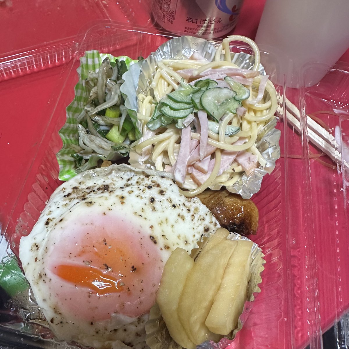 matuMisuzu's tweet photo. どっちが長女かわからんくなってる🤣
マンスリー2ヶ月目ちょい楽かと思えば余裕ぶっこけない日々続いております💦
14日も女優足りねーわで私😅
もう弁当レパートリーも無くなってきてるが、いつでも頑張るのよ私は😤
はっ！
卒業式のスーツ？まだ買ってない😱
今日雪チラチラだし
上下に帰れるか？ https://t.co/hwcWSGvYVv