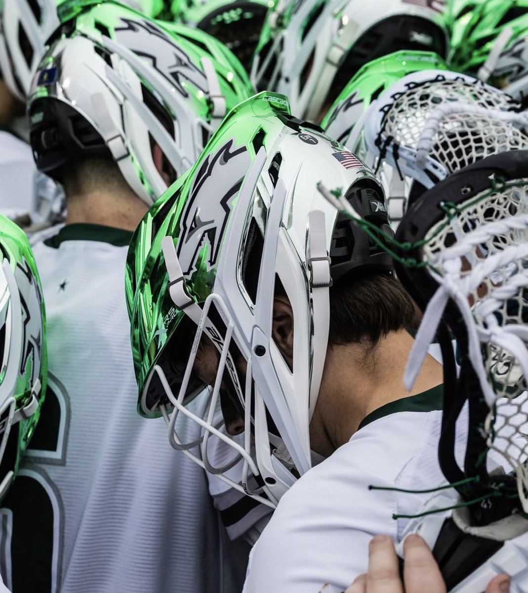 upstreamlax's tweet photo. The new Loyola chrome green lids are 😮‍💨😮‍💨😮‍💨🔥 https://t.co/MwBS68oo9x
