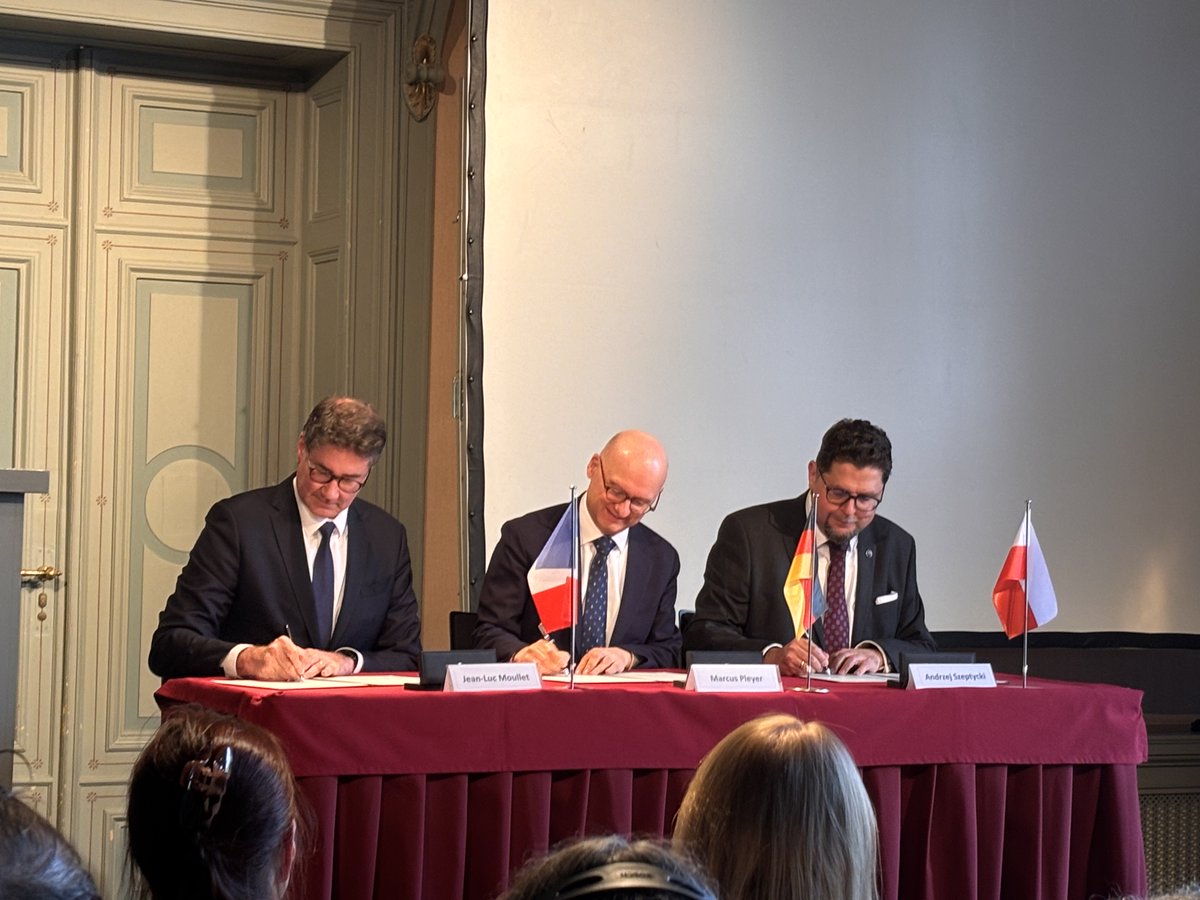 Amb_Francji's tweet image. Nouvelle étape pour la coopération scientifique européenne!

Le 11 mars à Genshagen, les représentants des ministères de l’enseignement supérieur et de la recherche 🇫🇷🇵🇱🇩🇪 ont signé une déclaration d’intention pour renforcer les liens entre écosystèmes de recherche. #Weimar