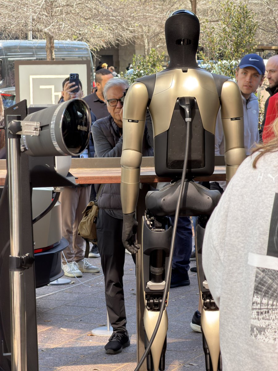 DavidMoss's tweet image. Tesla Optimus plugged in for a charge