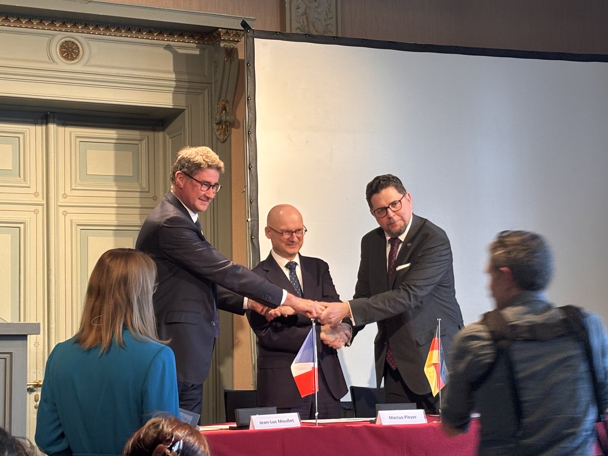 Amb_Francji's tweet image. Nouvelle étape pour la coopération scientifique européenne!

Le 11 mars à Genshagen, les représentants des ministères de l’enseignement supérieur et de la recherche 🇫🇷🇵🇱🇩🇪 ont signé une déclaration d’intention pour renforcer les liens entre écosystèmes de recherche. #Weimar