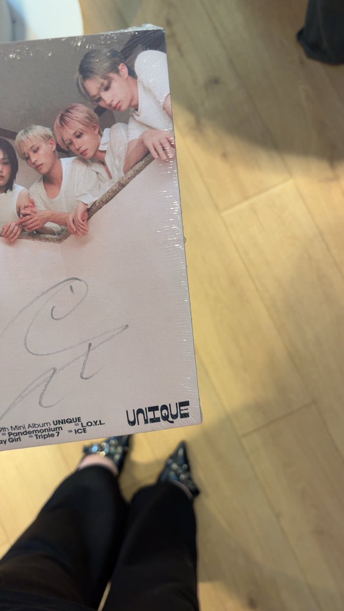 lmarshmain's tweet photo. @hello82official Signed UNIQUE Album at Kpop Korner #P1Harmony_POPUP #hello82 #82giveaway https://t.co/zYN4LoGK5q