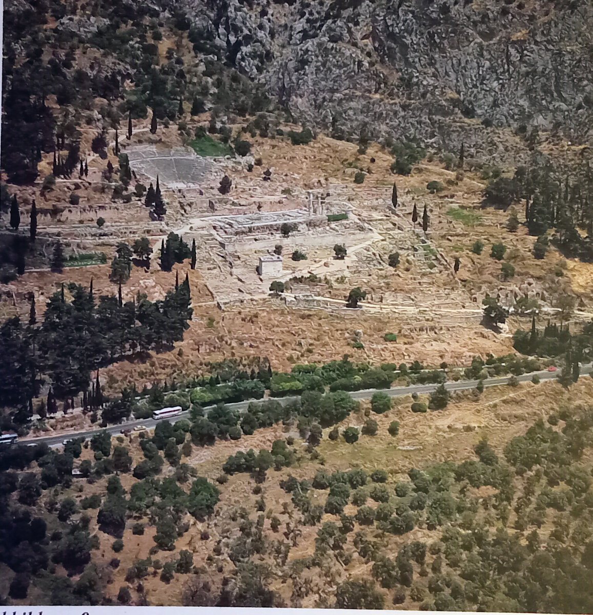 TassulaBaltzi's tweet image. #Hellas . Der Tempelbezirk von #Delphi war Sitz des berühmtesten 
und reichsten #Apollo-#Orakels auf dem hellenischen Festland;
es liegt am Südhang des Parnassos- Gebirges, am Fuß zerklüfteter  Felswände .