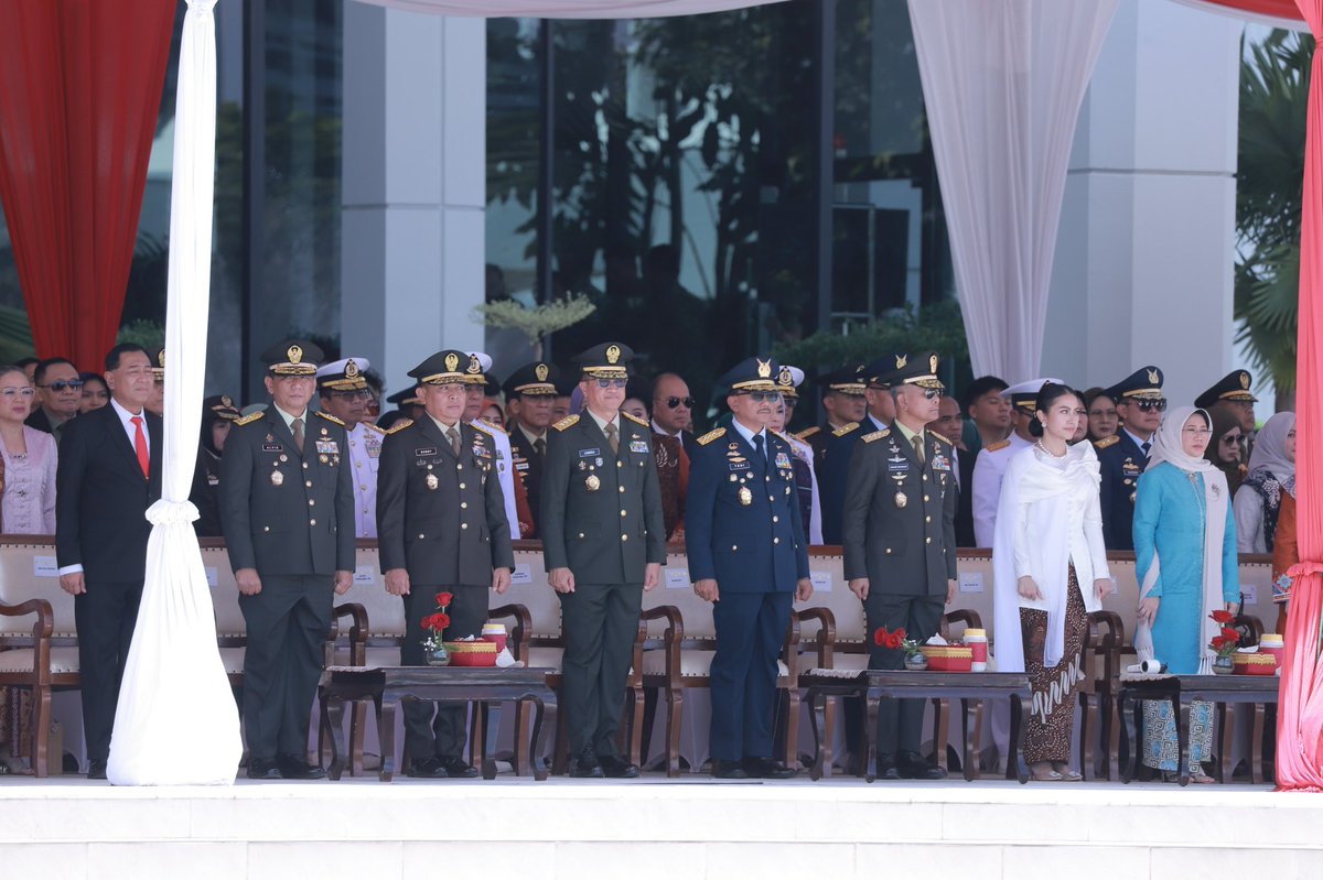 _TNIAU's tweet photo. *173 Perwira Perkuat TNI AU, Kasau Hadiri Praspa Sepa PK TNI Reguler dan Progsus TA 2026*

Sebanyak 173 perwira remaja (Paja) memperkuat TNI Angkatan Udara setelah dilantik dalam upacara Prasetya Perwira (Praspa) Sekolah Perwira Prajurit Karier (Sepa PK) TNI Reguler dan Program Khusus (Progsus) Tahun Anggaran 2026. 

Upacara dipimpin Panglima TNI Jenderal TNI Agus Subiyanto dan dihadiri Kasau Marsekal TNI M. Tonny Harjono, S.E., M.M., serta Wakasau Marsdya TNI Ir. Tedi Rizalihadi S., M.M., di Lapangan Prima Mabes TNI, Cilangkap, Jakarta Timur, Kamis (12/3/2026).

Kehadiran perwira baru matra udara diharapkan semakin memperkuat kesiapsiagaan TNI AU dalam menjaga kedaulatan wilayah udara nasional.

Selengkapnya di https://t.co/fyLAMLbCUQ

#dmmp💂‍♀️