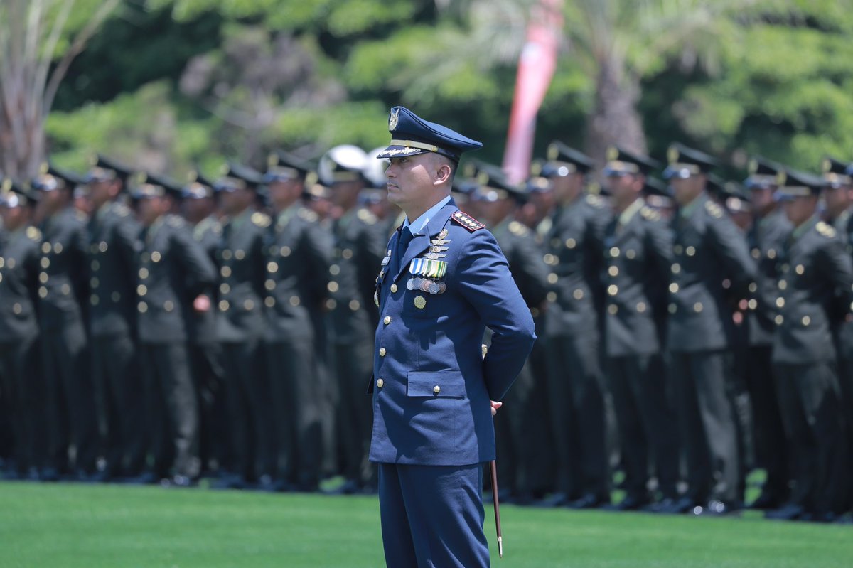 _TNIAU's tweet photo. *173 Perwira Perkuat TNI AU, Kasau Hadiri Praspa Sepa PK TNI Reguler dan Progsus TA 2026*

Sebanyak 173 perwira remaja (Paja) memperkuat TNI Angkatan Udara setelah dilantik dalam upacara Prasetya Perwira (Praspa) Sekolah Perwira Prajurit Karier (Sepa PK) TNI Reguler dan Program Khusus (Progsus) Tahun Anggaran 2026. 

Upacara dipimpin Panglima TNI Jenderal TNI Agus Subiyanto dan dihadiri Kasau Marsekal TNI M. Tonny Harjono, S.E., M.M., serta Wakasau Marsdya TNI Ir. Tedi Rizalihadi S., M.M., di Lapangan Prima Mabes TNI, Cilangkap, Jakarta Timur, Kamis (12/3/2026).

Kehadiran perwira baru matra udara diharapkan semakin memperkuat kesiapsiagaan TNI AU dalam menjaga kedaulatan wilayah udara nasional.

Selengkapnya di https://t.co/fyLAMLbCUQ

#dmmp💂‍♀️