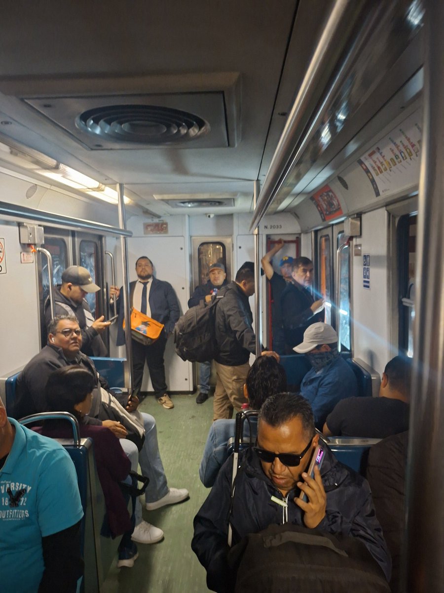 Leopa09's tweet photo. @MetroCDMX Hijos de puta que paso en la linea 3 10 minutos en el tunel entre Etiopía y Centro Medico https://t.co/gsLAQfM3B3