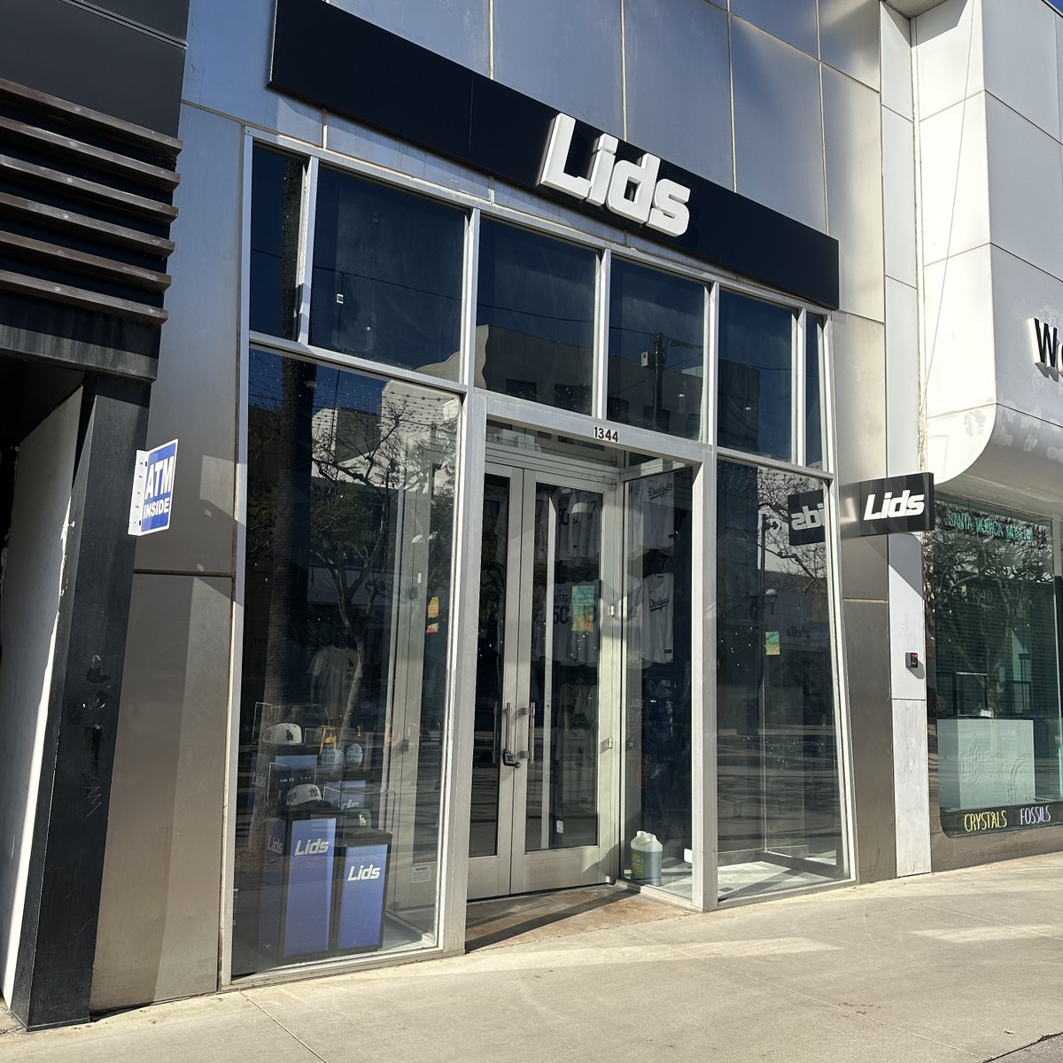 3rdStOccupancy's tweet photo. Lids recently moved locations on Third Street Promenade from 1413-B 3rd St to 1344 3rd St.

#santamonica #thirdstreetpromenade #lids https://t.co/8iQWVdzKHq
