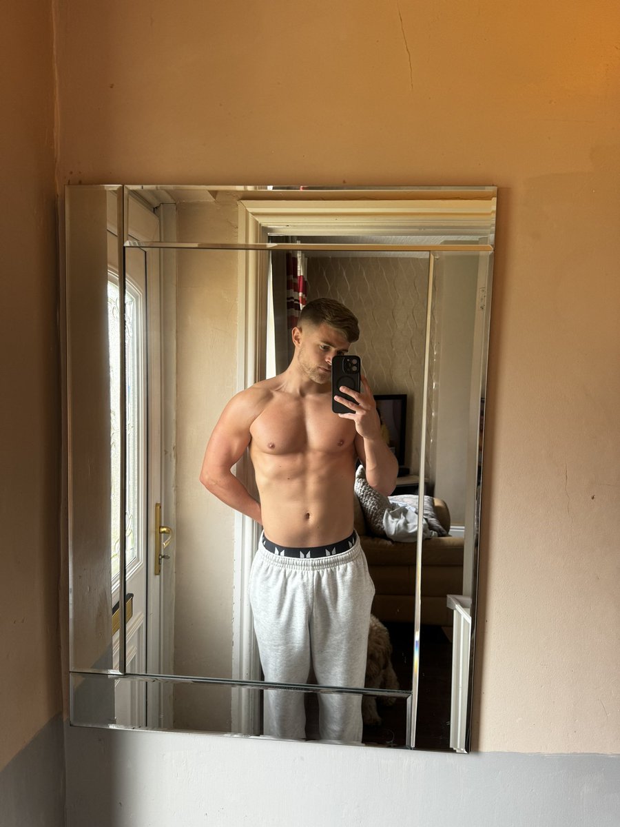 AlexRhodes98's tweet photo. Gym and a haircut, COMBINATION https://t.co/WbBuFy329i