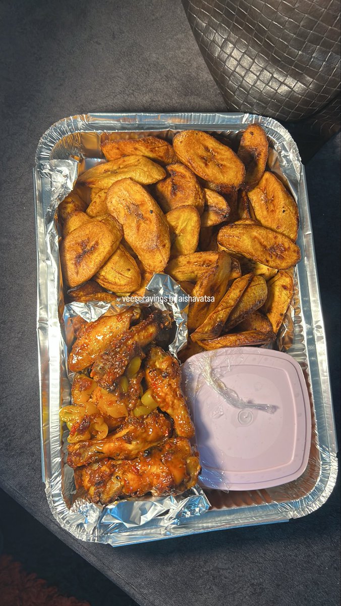 veescravings's tweet photo. Grilled chicken wings, drumsticks and fried plantains with sauce https://t.co/csnOC7XLpn