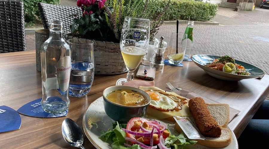 Een thuiswedstrijd vandaag voor Hoofdcommissaris Sietsema.... Bij Van der Eem in Terborg. Altijd gezellig hier, vooral wanneer het aspergesseizoen is, die zijn uitzonderlijk lekker.

#Moorddiner #VanderEem #Terborg #hoofdcommissaris #Sietsema #tbevents