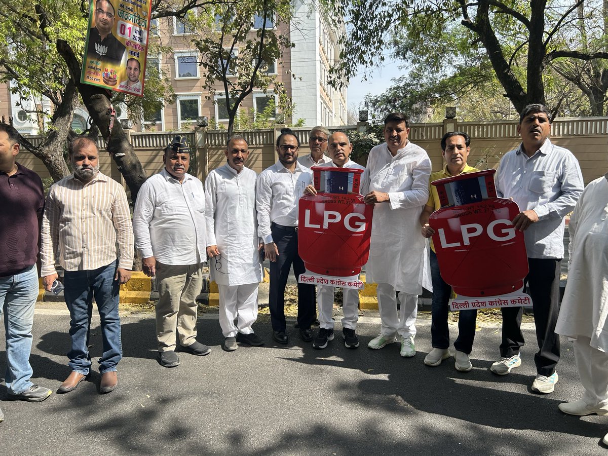 आज प्रदेश कांग्रेस के आह्वान पर #LPGGasShortage और आसमान छूती कीमतों के विरोध में भाजपा के राष्ट्रीय कार्यालय का घेराव किया गया।

कांग्रेस कार्यकर्ताओं ने बढ़ती महंगाई के खिलाफ जोरदार प्रदर्शन कर आम जनता की आवाज़ बुलंद की।
#Delhi #LPGGas