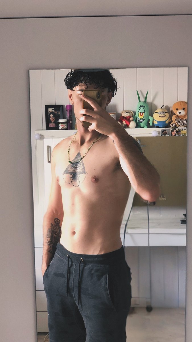 nzysxx's tweet photo. uma barriga dessa https://t.co/QvMirq8bLB