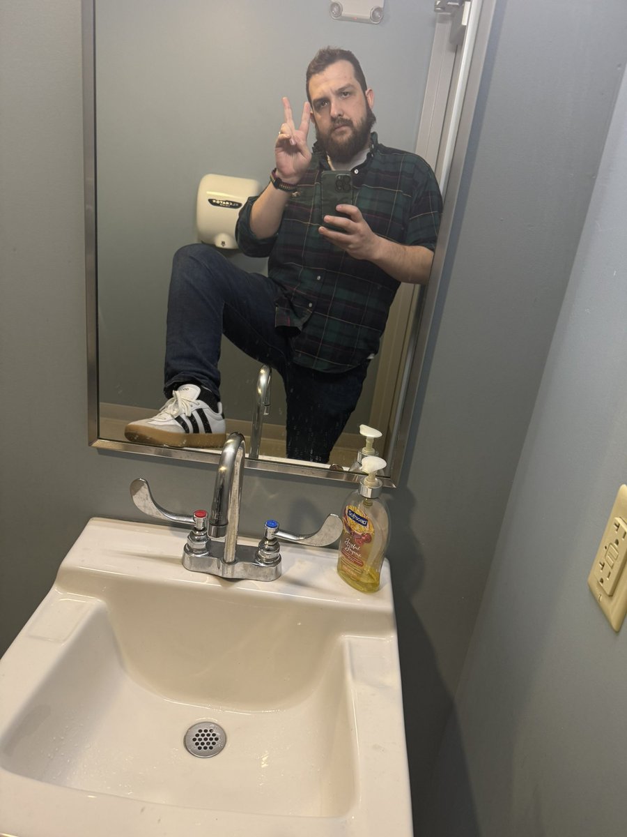 Make sure to SCREAM at me real loud to punch the bag for yall lol im moving away from this app and haven’t decided where I’ll land 
In the meantime, come to my discord server:

discord.gg/5Pg8ufzgm