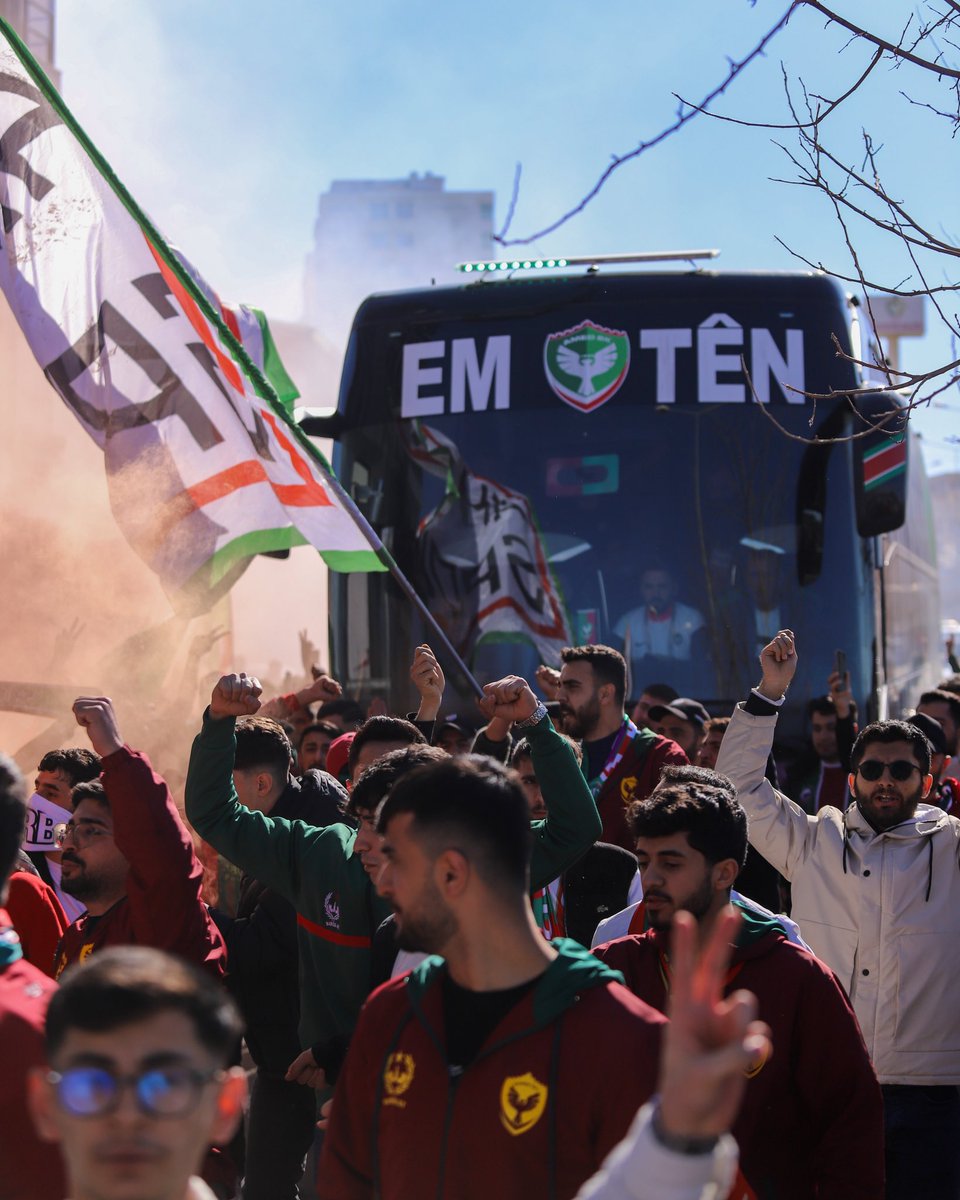 AmedsporTribun's tweet photo. Gel ki geceler çatlasın!
Gel ki şafaklar tutuşsun!
Alın terimiz, emeğimiz bizim olsun!
Haydi Amed, tek ses tek yürek! 🔥 https://t.co/qu9E2HBs7v