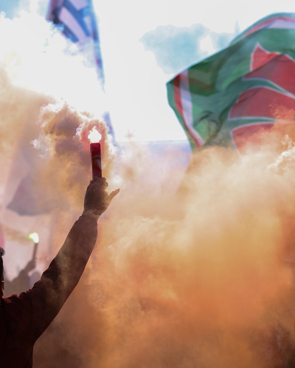 AmedsporTribun's tweet photo. Gel ki geceler çatlasın!
Gel ki şafaklar tutuşsun!
Alın terimiz, emeğimiz bizim olsun!
Haydi Amed, tek ses tek yürek! 🔥 https://t.co/qu9E2HBs7v