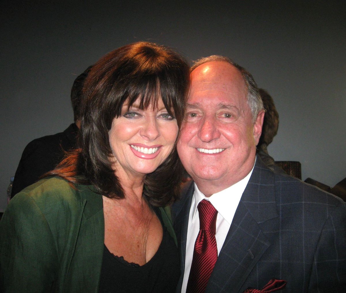 vickimichelle's tweet photo. Happy Heavenly Birthday wonderful Neil Sedaka. Such a brilliantly talented singer/songwriter. So many great hits. Fab memory after one of his shows. #NeilSedaka #OhCarol #LaughterInTheRain #BreakingUpIsHardToDo #FridayVibes https://t.co/BU7x6sK5VG