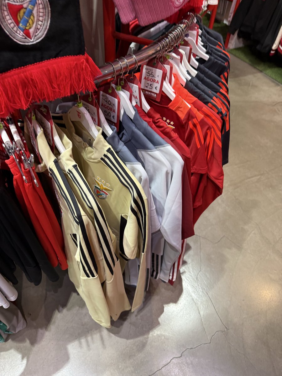 Fui hoje à loja do Benfica Strada Outlet e encontrei algumas camsiolas e casacos interessantes 🔴⚪️🦅