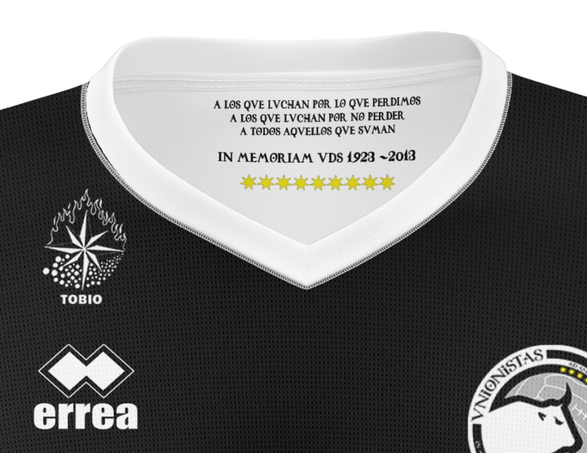 💭 Llevo desde 2014 dibujando equipaciones con bolis y rotuladores pero nunca me he atrevido a sacar ninguna idea a concurso.

🖌️ Por fin me puse con PS con un solo objetivo: participar.

⭐ Va con dedicatoria...

...A ver si gusta. ❤️