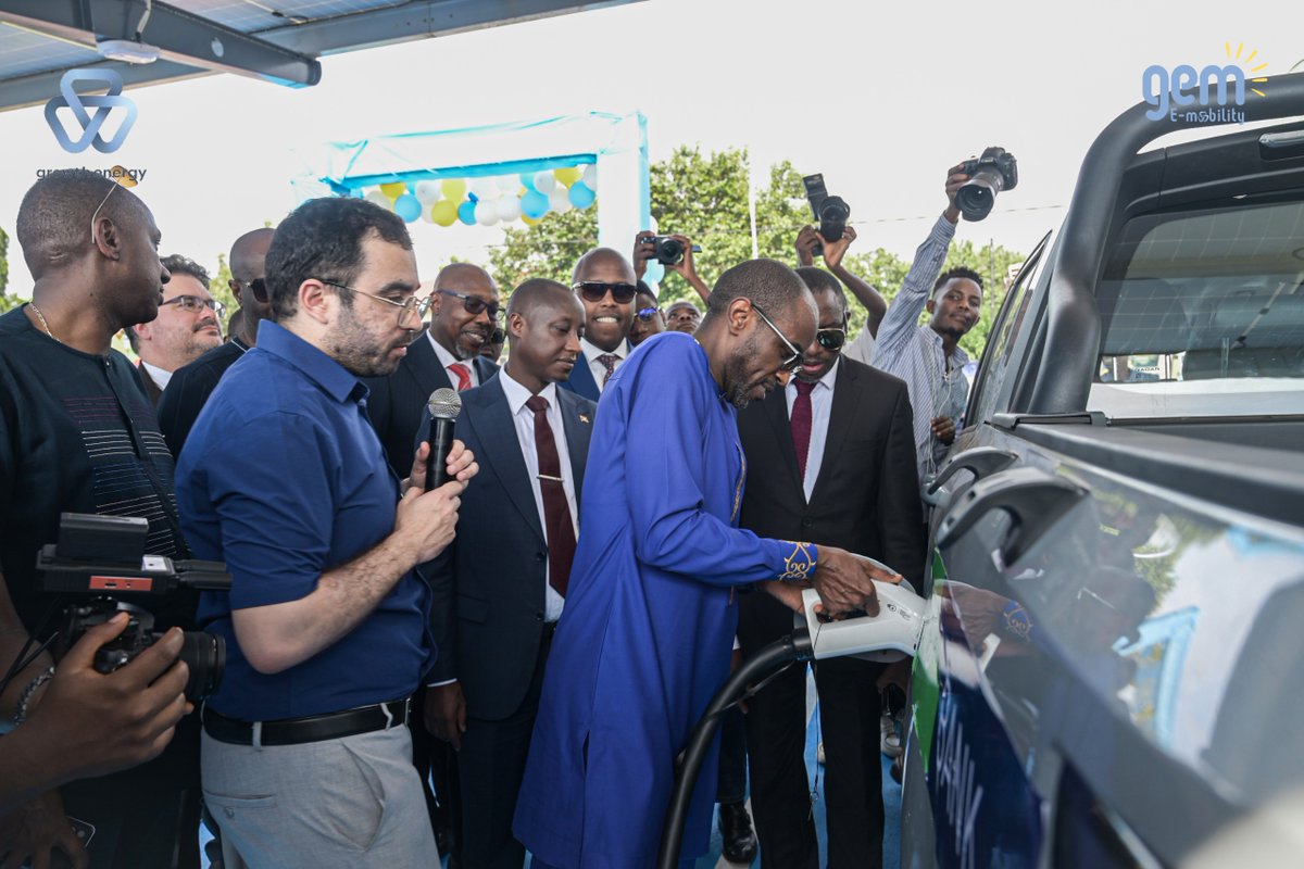 gem_emobility's tweet photo. Historique. ⚡ 

Sous le haut patronage du @FinancesBdi  et du @MielsBurundi , GEM e-Mobility a inauguré la 1ère station de recharge 100 % solaire du Burundi. 🇧🇮

Une étape majeure pour notre souveraineté énergétique.

#GEMeMobility #Burundi #Innovation https://t.co/cztKsl8vvr