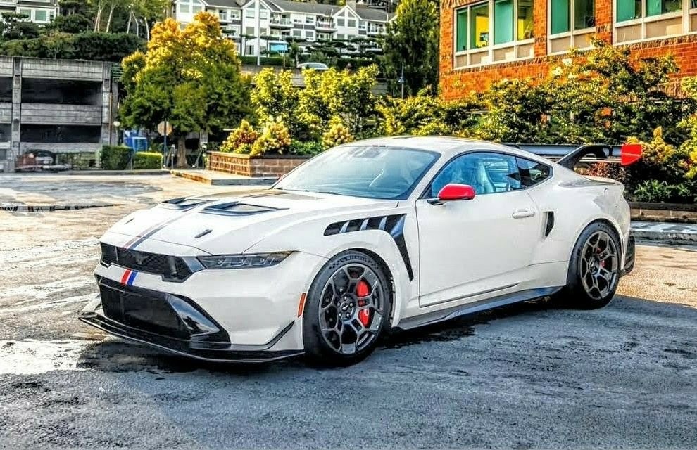 White body, red mirrors, and a rear wing that could probably generate its own weather system. 🏁