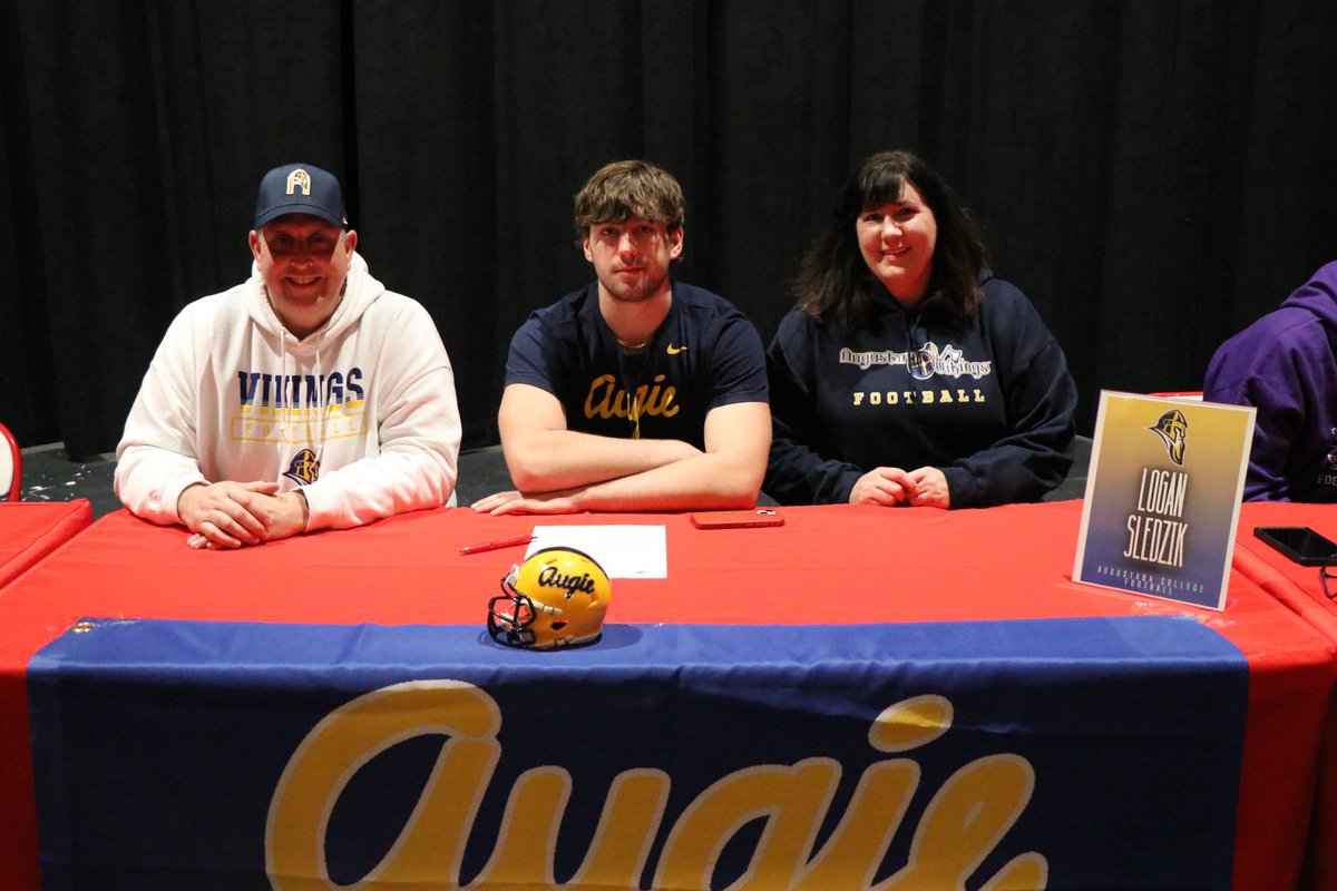 GCHSBulldogs's tweet photo. ✍️ COLLEGE SIGNING DAY ✍️

LOGAN SLEDZIK

Logan signed to continue his football career at Augustana College. 

📍Rock Island, IL https://t.co/Go9FqeMrG8