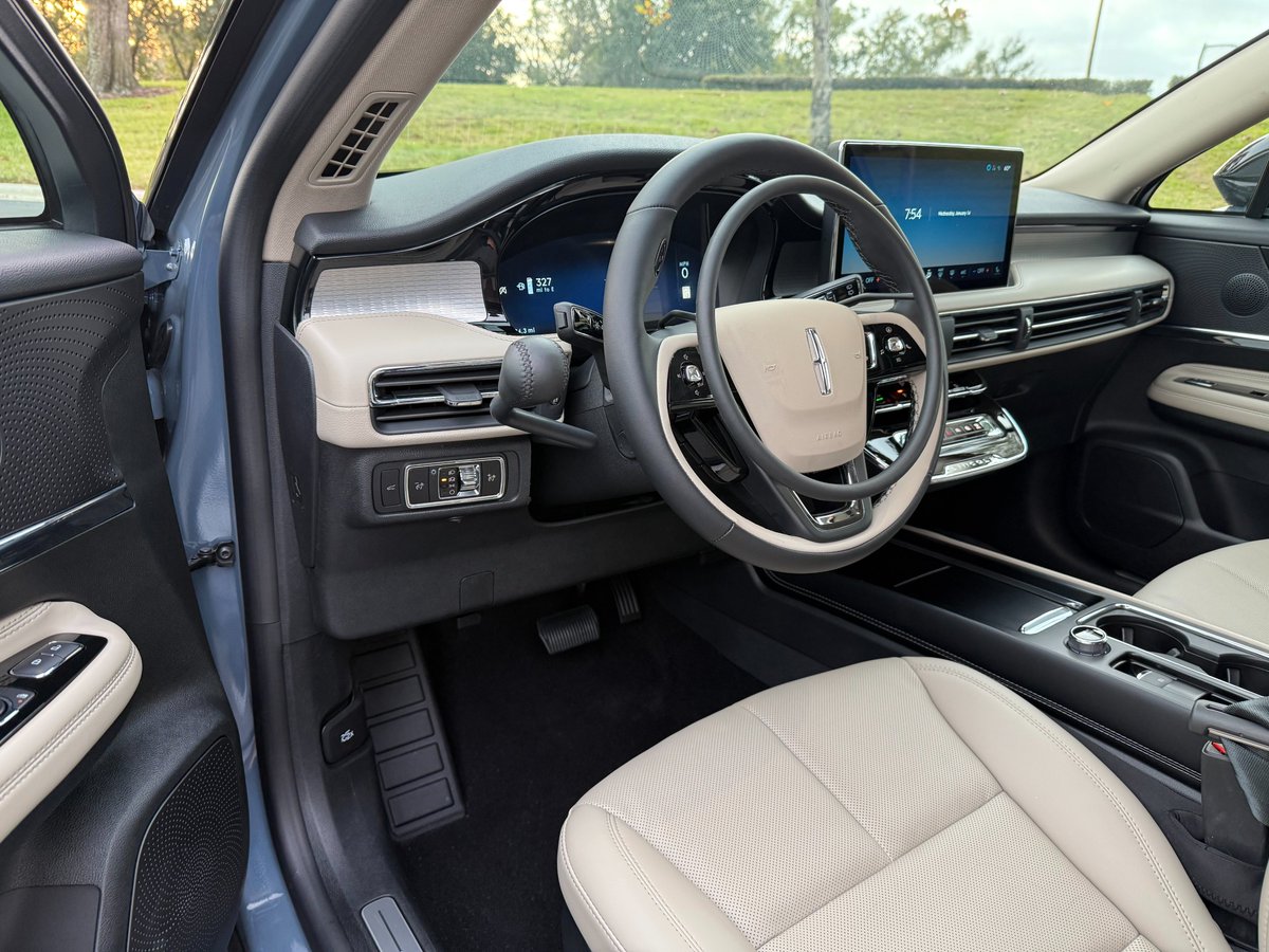 Kempf_live's tweet photo. Our team in Tampa, Florida has equipped this new Lincoln Corsairwith a Darios digital accelerator ring and a main left-hand brake for its owner who can no longer use his legs.
The ring color matches the steering wheel — and the customer is thrilled.
 For more information, visit:
 https://t.co/uvxRcj7Dht