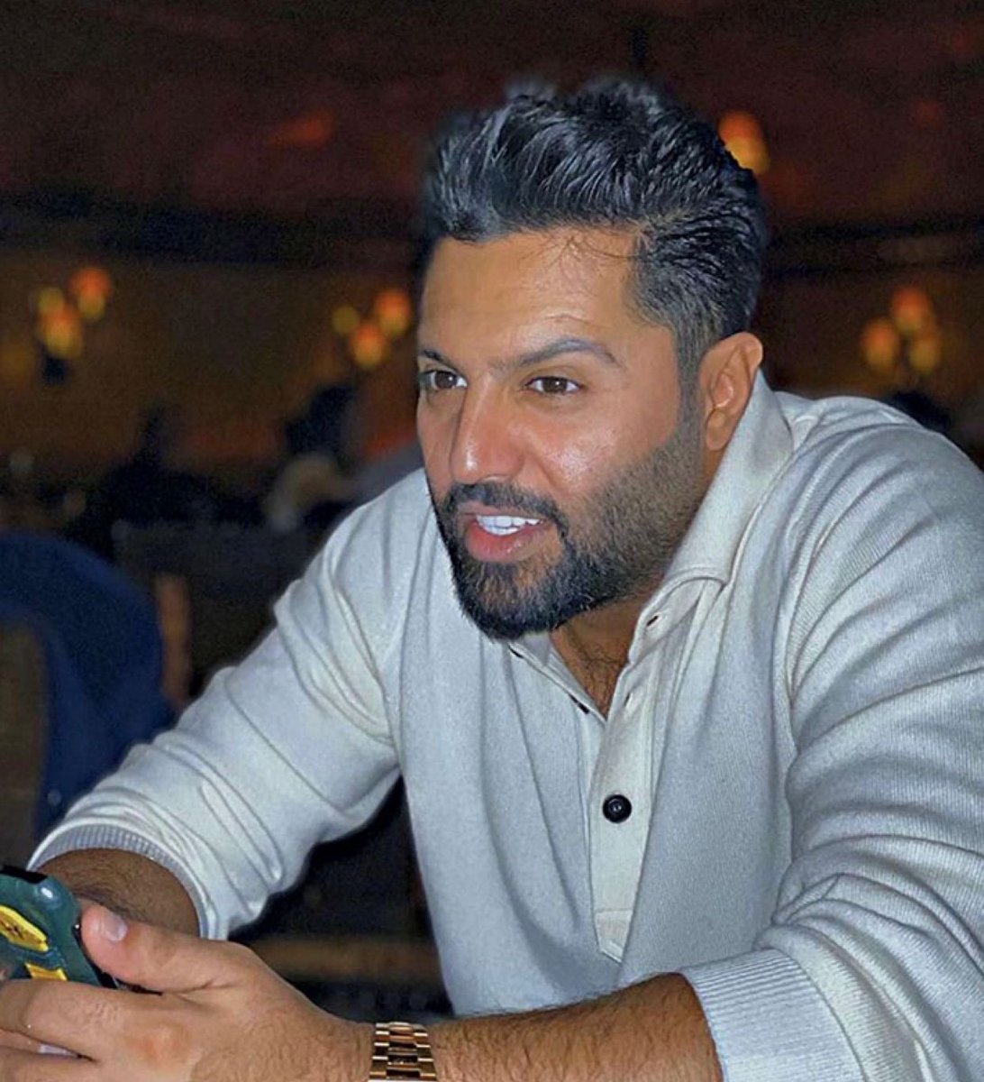 Celebs__Arabic's tweet photo. يعقوب بوشهري:

"وقفت الإعلانات في رمضان، ما أقدر أسوي إعلان وربعي في أماكن خطرة، يحموني وأنا قاعد في بيتي أسوي إعلان". https://t.co/xB77XhrWK1