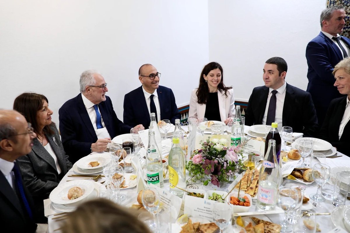 CACIFrance's tweet image. 🇫🇷☪️🕌I 5e

C’était sous le signe du #Vivreensemble, de la #Paix et du #partage, @chemshafiz , Recteur de la @mosqueedeparis  a organisé la 5e édition de #Iftar des #ambassadeurs, en présence du ministre du Culte et de l’Intérieur @NunezLaurent.
👉 facebook.com/share/1GUMzZFJ…