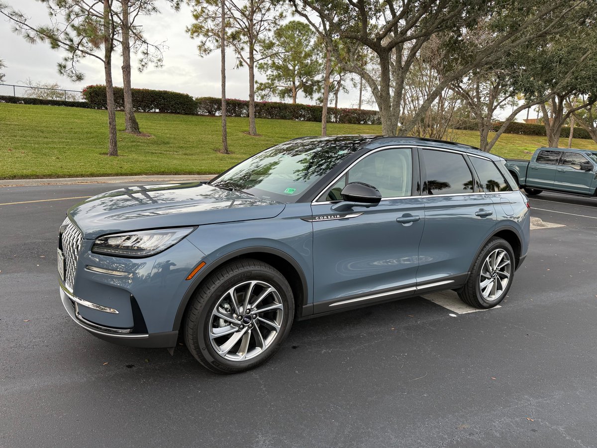 Unser Team in Tampa, Florida, hat diesen neuen Lincoln Corsair soeben mit einem digitalen Darios-Gasring und einer Handbetriebsbremse links ausgestattet – für einen Fahrer, der seine Beine nicht mehr benutzen kann.
Weitere Informationen finden Sie unter:
 kempf-gasring.de