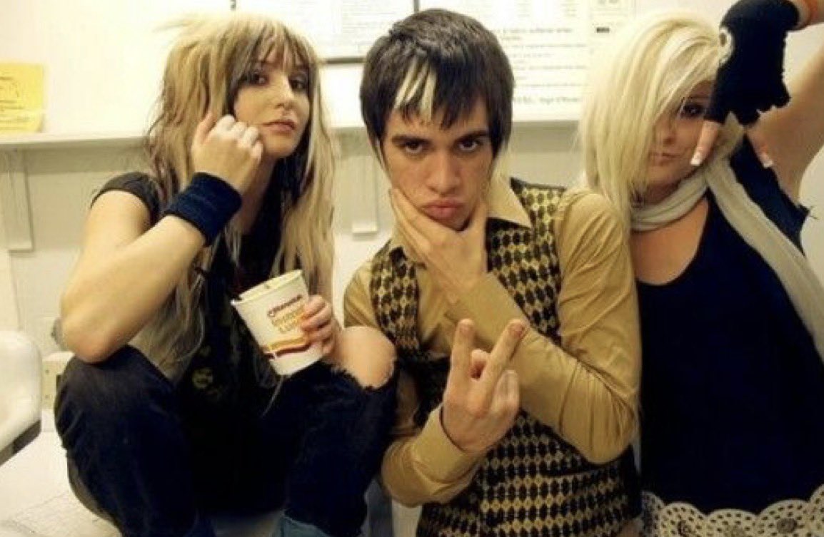 reinventlover's tweet photo. oh to be a scene queen with a sexy boyfriend who's the lead singer of an emo band and he's secretly in love with his band mate https://t.co/7b2mHdc5K9