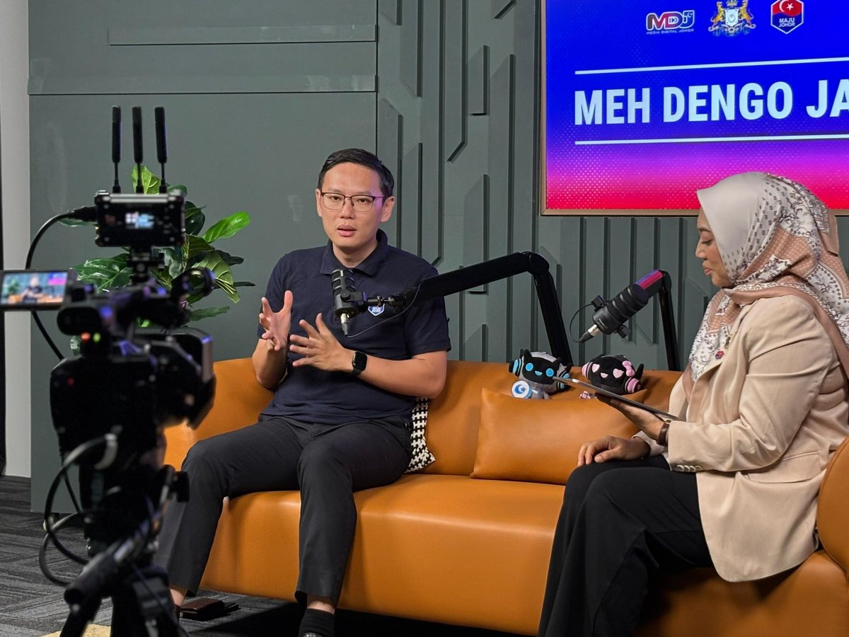 LeeTingHan90's tweet photo. Meh Dengo Jap 🎙️

Sebagai Pengerusi Jawatankuasa Pelaburan, Perdagangan, Hal Ehwal Pengguna dan Sumber Manusia Johor, saya akan kongsikan pandangan dan mengupas isu-isu terkini berkaitan ekonomi serta pelaburan di negeri Johor.

Kupasan santai tapi penuh isi ini akan menceritakan mengenai perkembangan pelaburan hinggalah hala tuju ekonomi Johor di masa hadapan. 

Jom saksikan di platform @mediadigitaljohor Episod kelima, jangan lupa tonton✌🏼

#MehDengoJap #EkonomiJohor #PelaburanJohor
#LeeTingHan