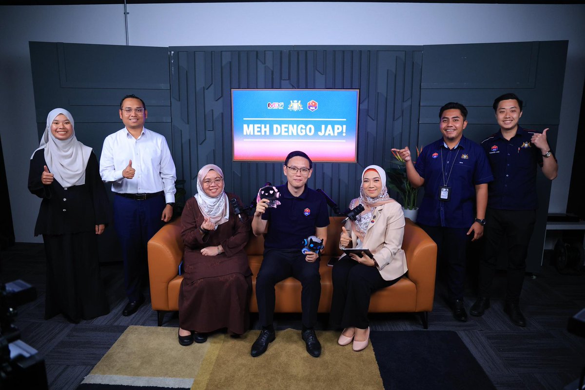 LeeTingHan90's tweet photo. Meh Dengo Jap 🎙️

Sebagai Pengerusi Jawatankuasa Pelaburan, Perdagangan, Hal Ehwal Pengguna dan Sumber Manusia Johor, saya akan kongsikan pandangan dan mengupas isu-isu terkini berkaitan ekonomi serta pelaburan di negeri Johor.

Kupasan santai tapi penuh isi ini akan menceritakan mengenai perkembangan pelaburan hinggalah hala tuju ekonomi Johor di masa hadapan. 

Jom saksikan di platform @mediadigitaljohor Episod kelima, jangan lupa tonton✌🏼

#MehDengoJap #EkonomiJohor #PelaburanJohor
#LeeTingHan