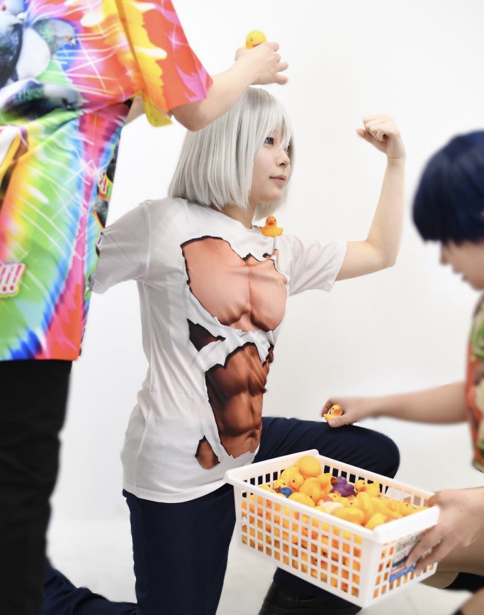 トンチキダサT撮影めっちゃ面白かったw
みんなTシャツの主張が強くて壮観でした
4人がかりでひよこのせてもらうというモデルみたいな？ことをしてもらったんですがたまになるﾌﾟﾋｮ！みたいな音で笑って何回かひよこ落とした