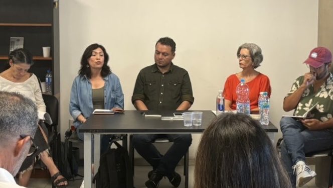 Edumedia_3's tweet photo. #Simposio #Mesa2 Narrativas en redes de investigación/formación en América Latina. Expositorxs: Diego Leandro Marín Ossa, Rosa Candelaria Villanueva Huamán. Comentaristas: Tiago Ribeiro, Valeska Maria Fortes de Oliveira. Coordinan: Inês Bragança y Daniel Suárez (IICE-UBA). https://t.co/ZEN9Fu8YuX