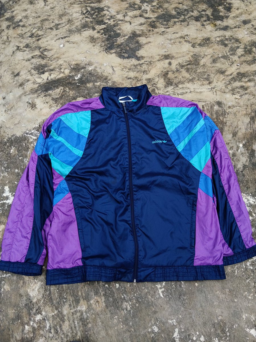 Adidas size L fit XL semua 
No minus
Harga spesial ultah Persib 
All item
130,000