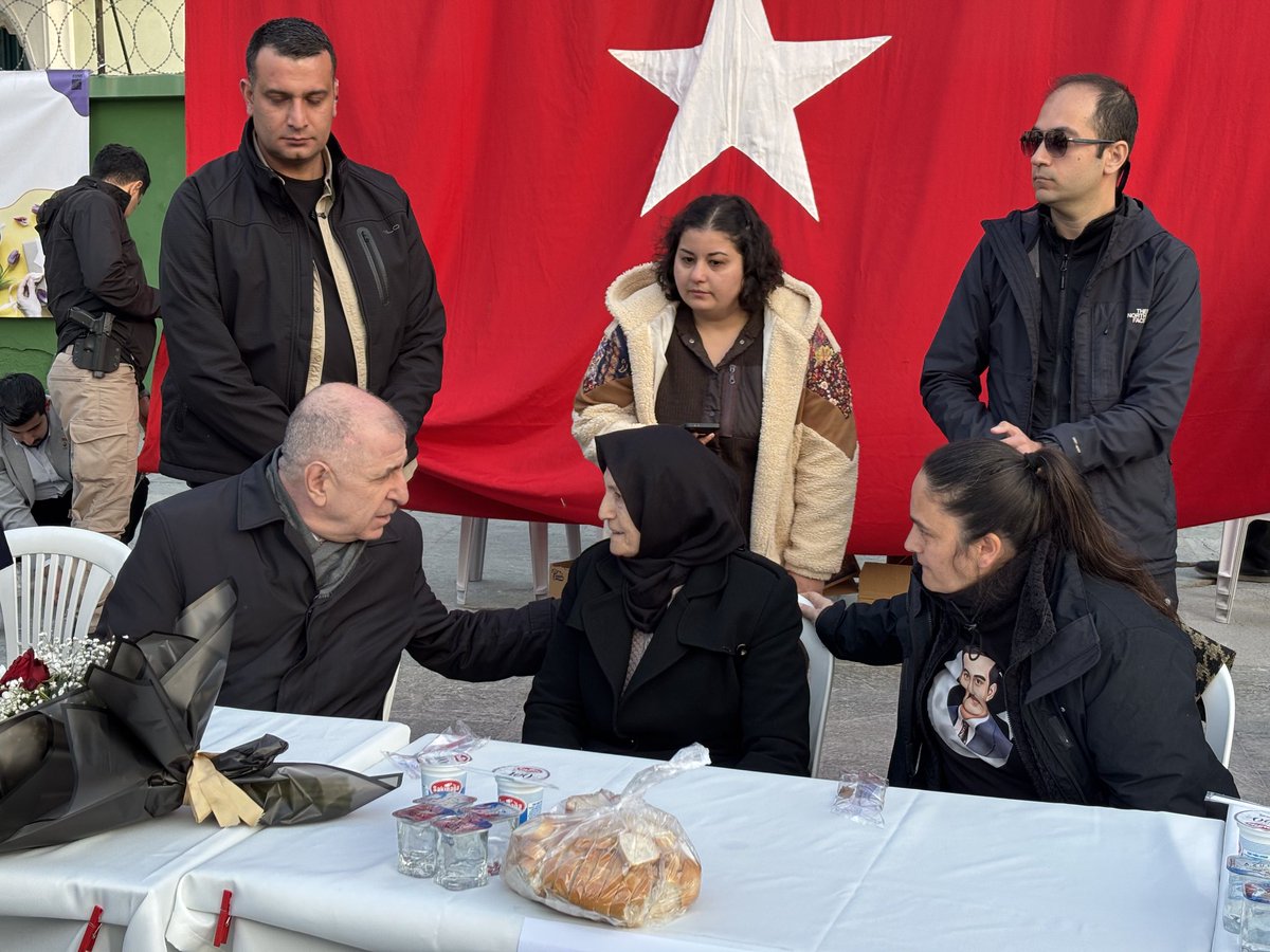 Ümit Özdağ, İzmir’de Zafer Partisi tarafından düzenlenen iftarda, Sinan Ateş’in annesi ve kız kardeşiyle bir araya geldi.
