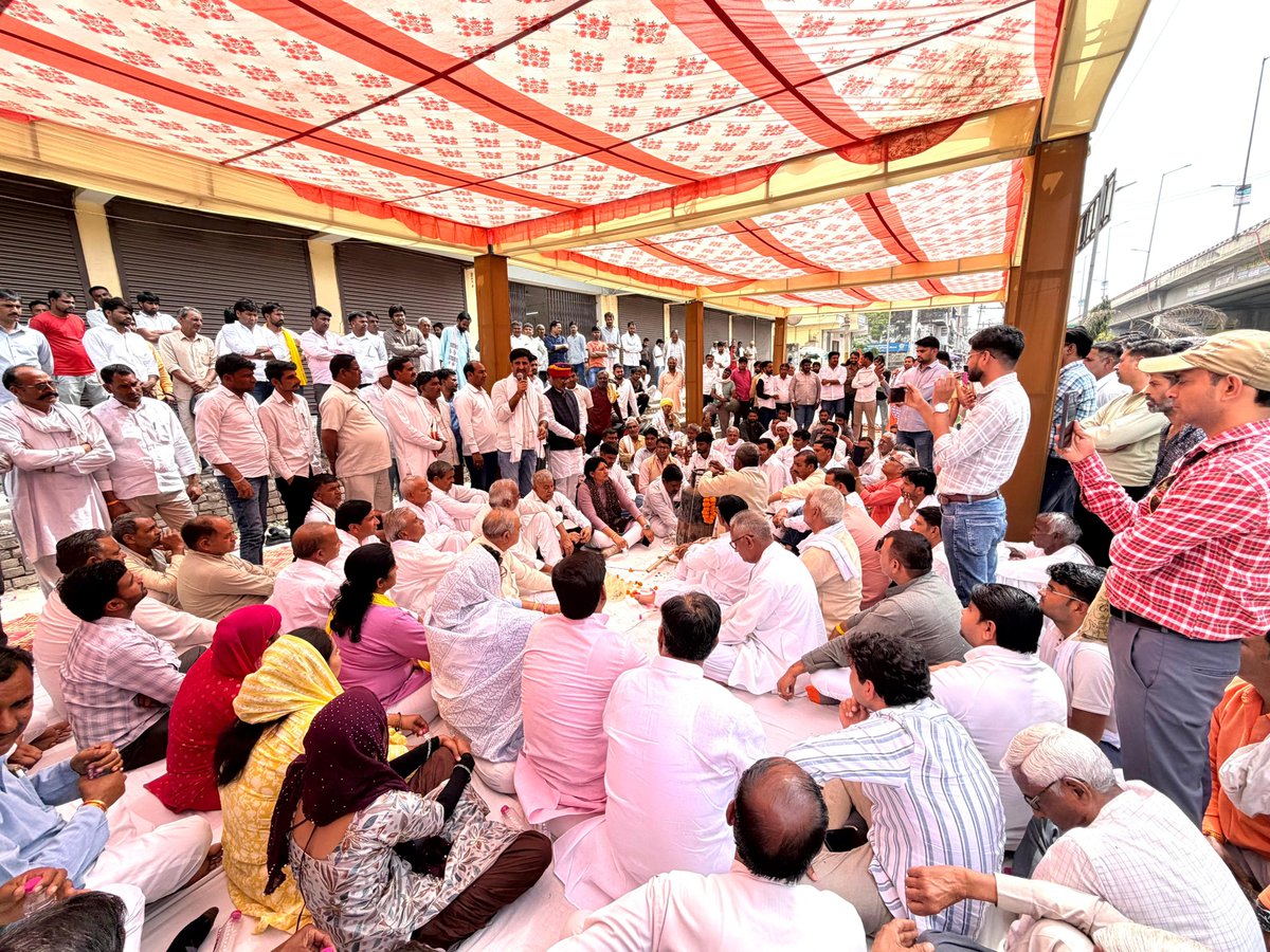 कोटपूतली मोदी सरकार की गलत विदेश नीति से ईंधन, LPG-GAS की किल्लत, कालाबाजारी, बेहिसाब महंगाई के खिलाफ भारी प्रदर्शन। कांग्रेस के महा विरोध के तहत डोटासरा के निर्देशन में इंद्राज गुर्जर की अगुवाई में धरना और पुतला दहन। #CongressProtest #ModiGovtFail #KotputliDharna