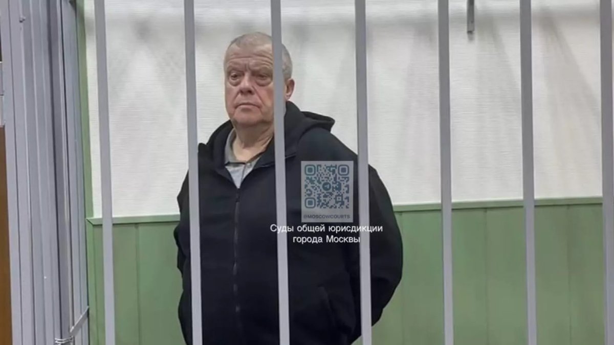 Бывшему замгубернатору Брянской области Александру Петроченко дали 10 лет колонии и оштрафовали на 20,7 млн руб. по делу о взятке в особо крупном размере, — СК РФ.