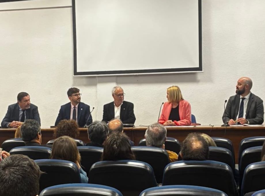 PresidenciaGOIB's tweet photo. 🇺🇾 La directora general de Relacions Institucionals i amb el Parlament, @XescaRamisPons, ha assistit a l’acte d’homenatge a Andreu Jaume Rovira, cònsol de l’Uruguai a Palma entre 1937 i 1968, que va fer donació a la UIB dels arxius consulars del seu país.

L’acte, celebrat a la @UIBuniversitat, ha inclòs una exposició i un vídeo 🎬 sobre aquests arxius, la presentació de tres llibres d’autors uruguaians i una conferència sobre la història del Consolat de l’Uruguai.
